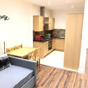 Greater Holiday Let @ Hanwell Apartment